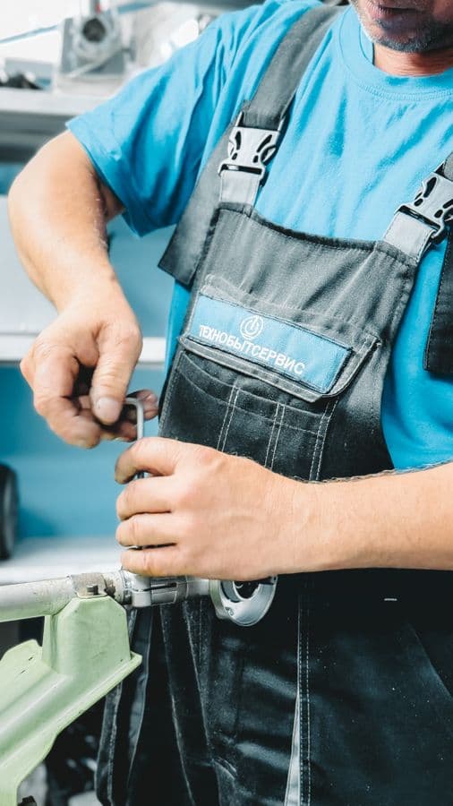 24-Hour Emergency Plumber in Frisco, TX - provider responding to an active service call