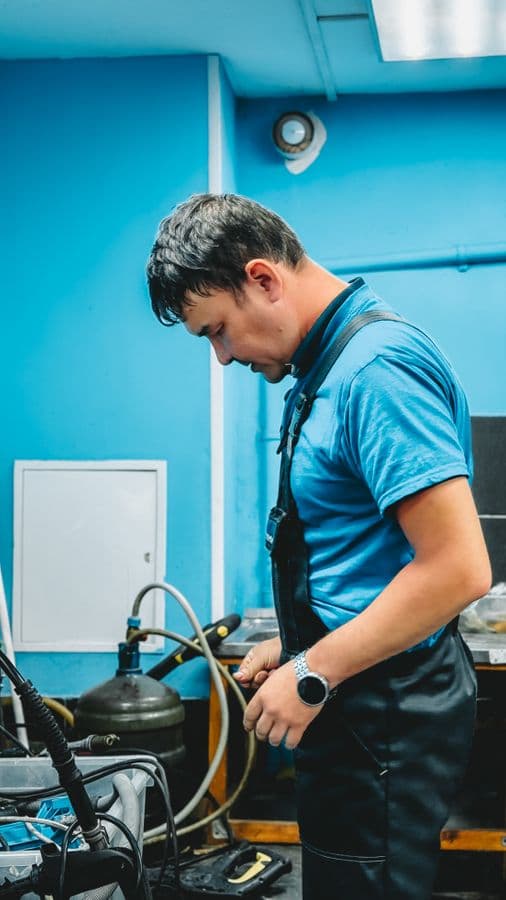 24-Hour Emergency Plumber in Mesquite, TX - provider responding to an active service call