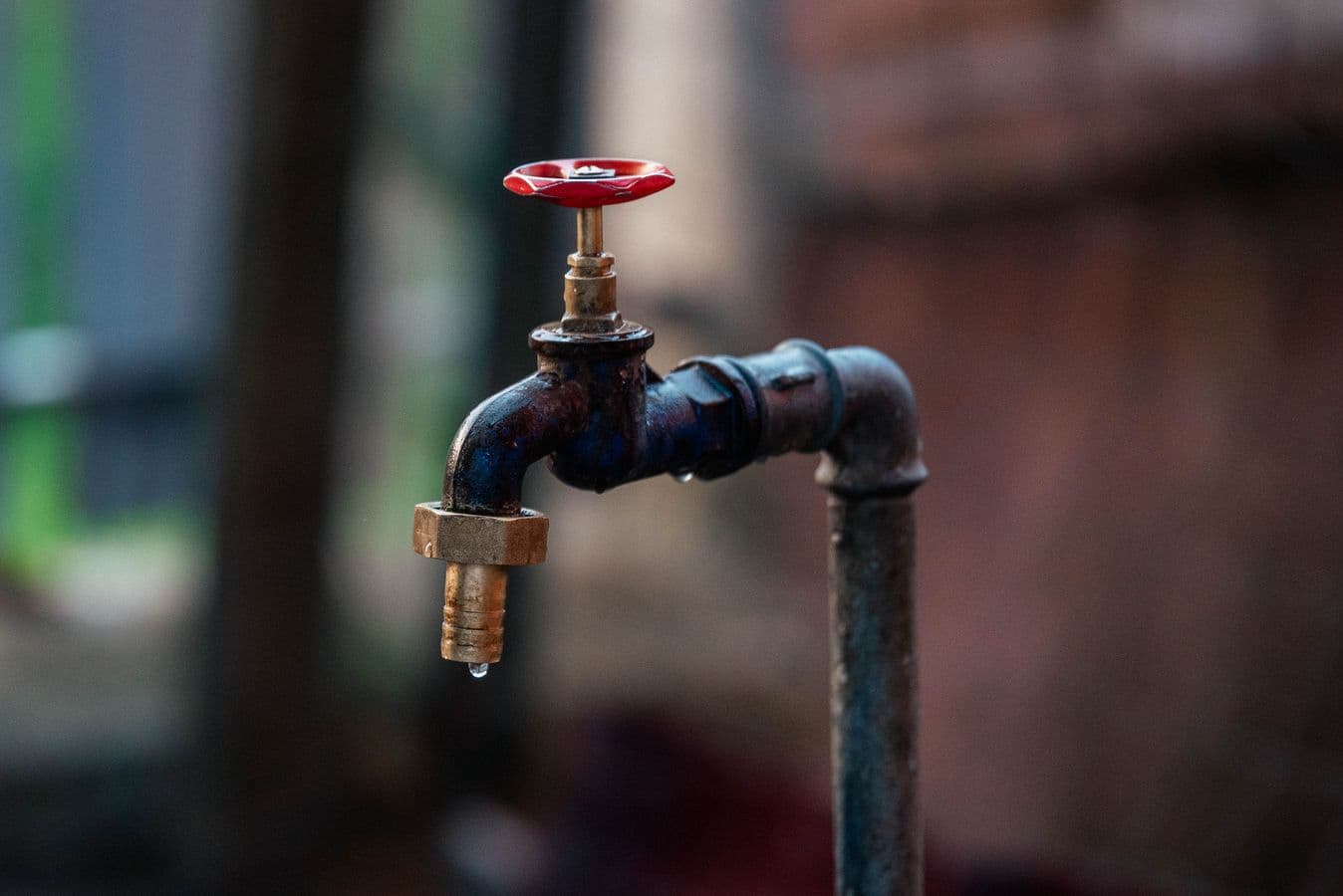 Burst Pipe Emergency in Bedford, TX - provider responding to an active service call