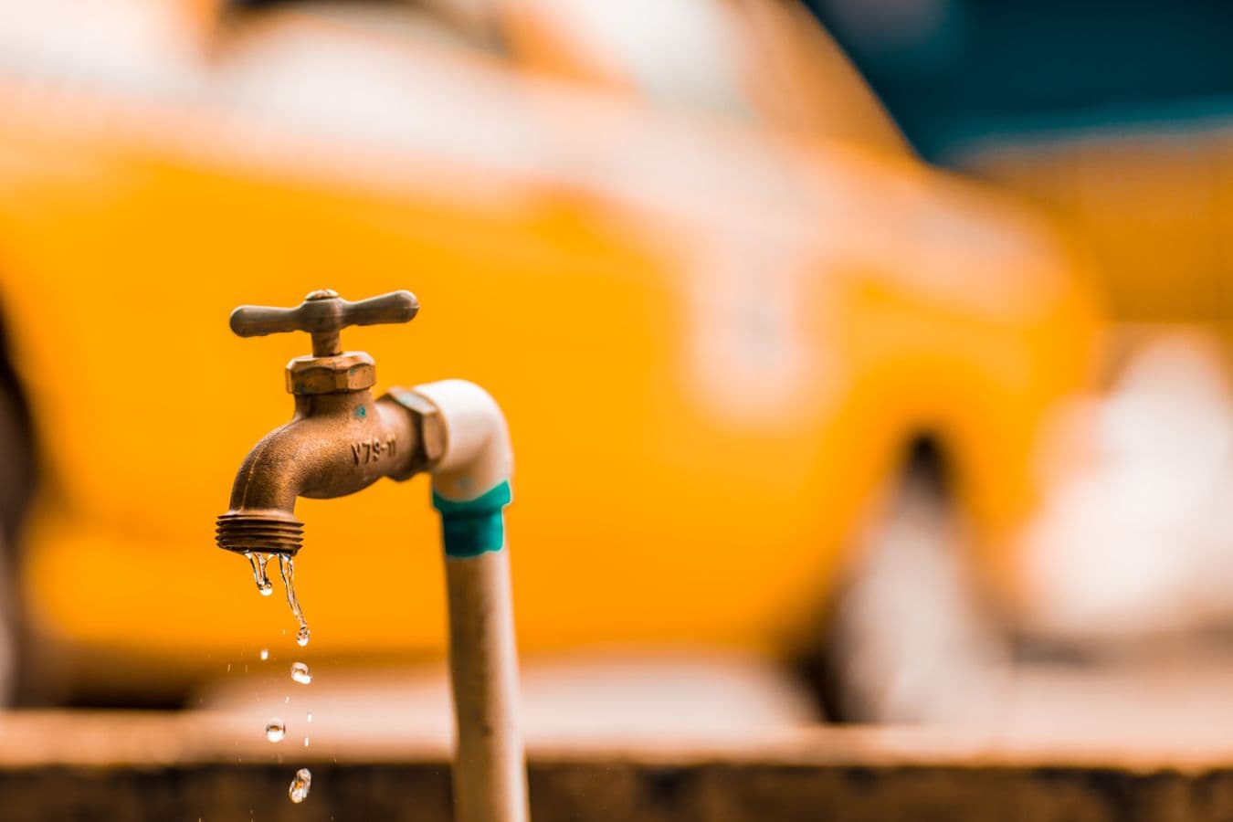 Burst Pipe Emergency in Irving, TX - provider responding to an active service call