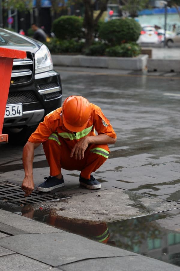 Sewer Backup Help in Rowlett, TX - provider responding to an active service call