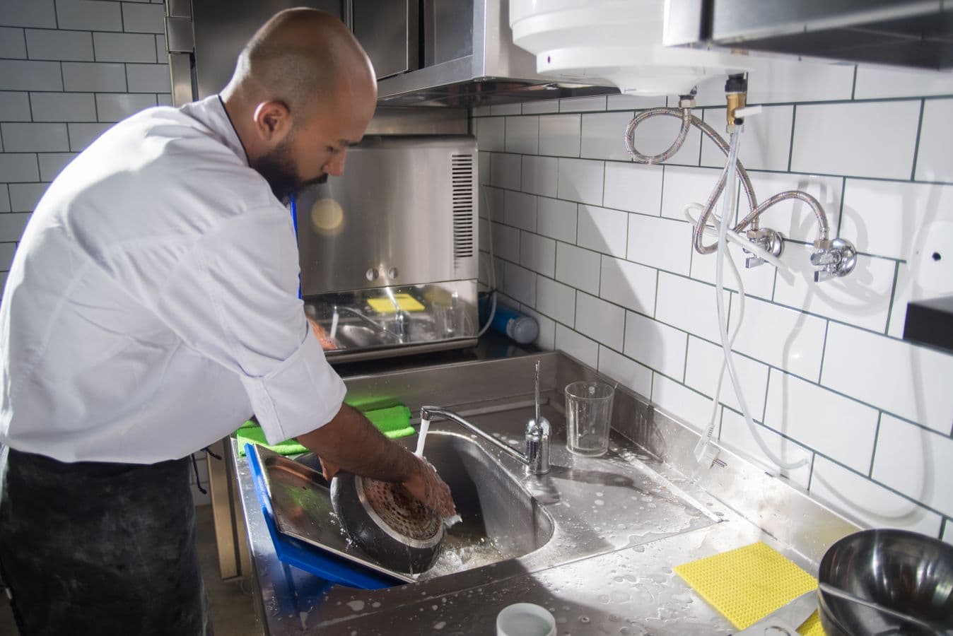 Sink and Shower Drain Backup in Fort Worth, TX - provider responding to an active service call