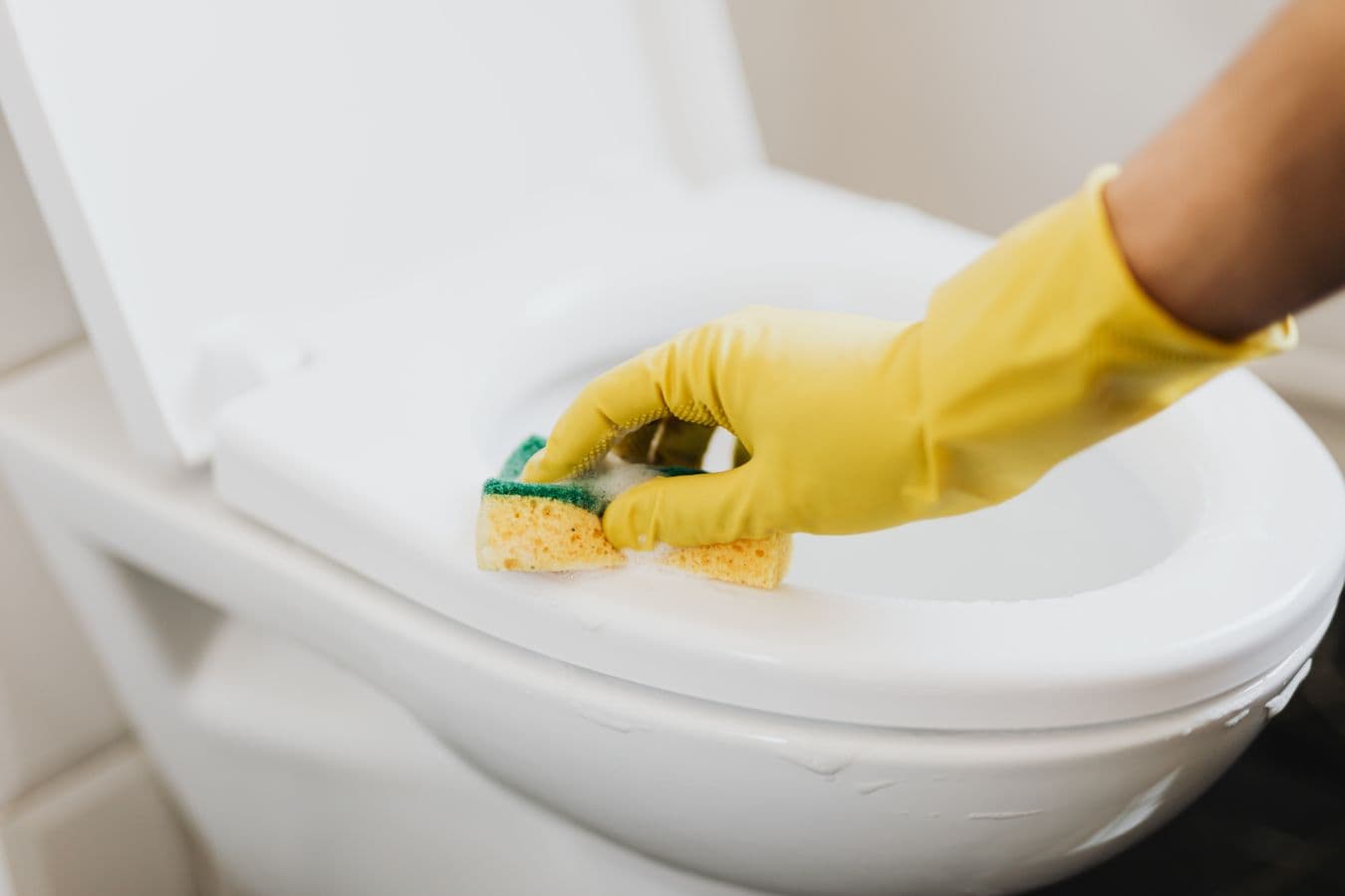 Toilet Overflow Emergency in Dallas, TX - provider responding to an active service call